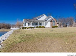 995 Lakeview Dr, Staunton, IL 62088