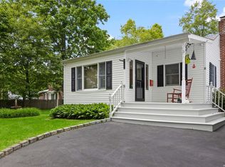 5 Oak St, Saint James, NY 11780