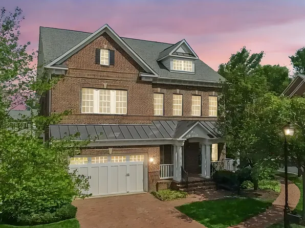 2152 Royal Lodge Dr, Falls Church, VA 22043