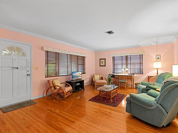 4th image of 293 NE 105th St