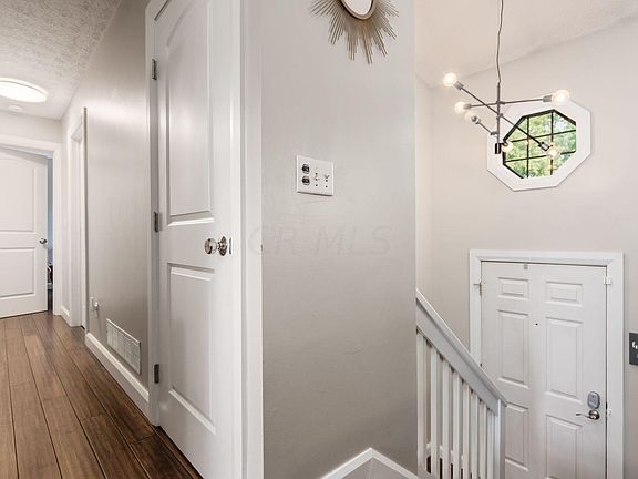 3rd image of 984 Weathersfield Dr