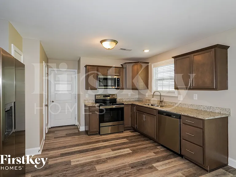 1086 Whitney Dr — Photo 7