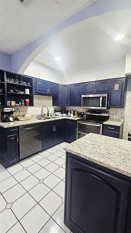 4 bed, 3.0 bath, 1706 sqft, $4,000 — Photo 3