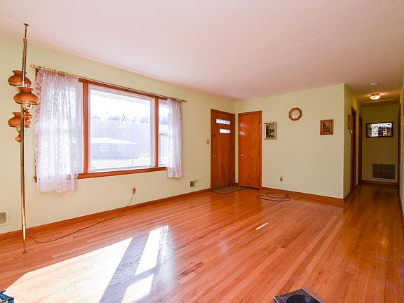 4th image of 744 Hugh Ave