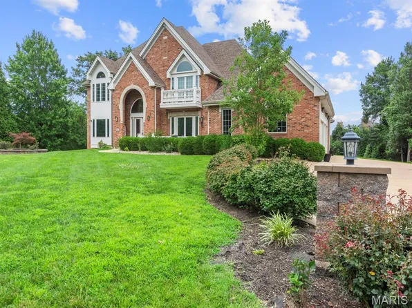 360 Laduemont Dr, Saint Louis, MO 63141