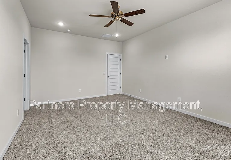 289 S Neon Ave — Photo 10
