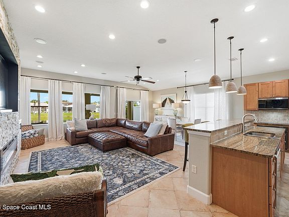 5th image of 688 Monterey Dr