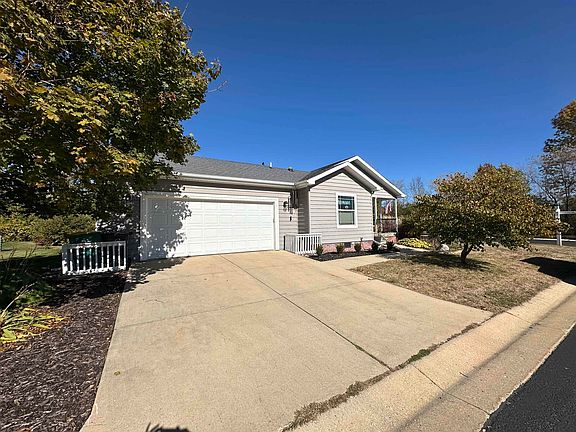 3rd image of N114W20886 Meadowbrook Ln