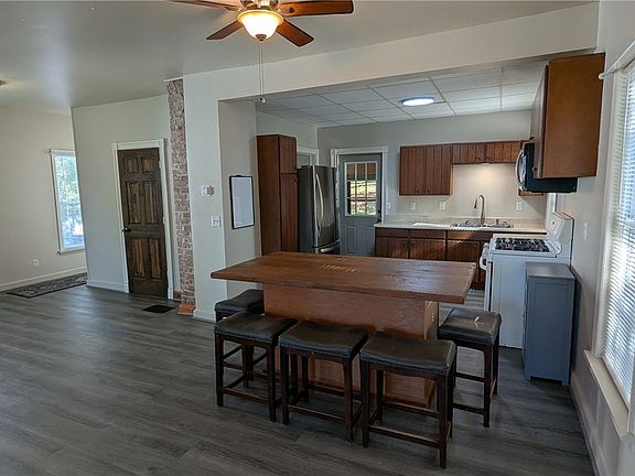 4th image of 435 Main St