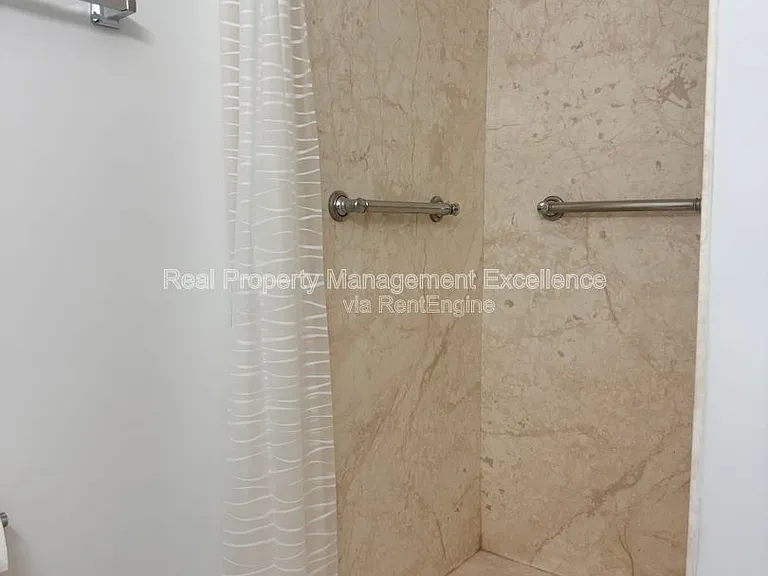 120 E Rowan St — Photo 37
