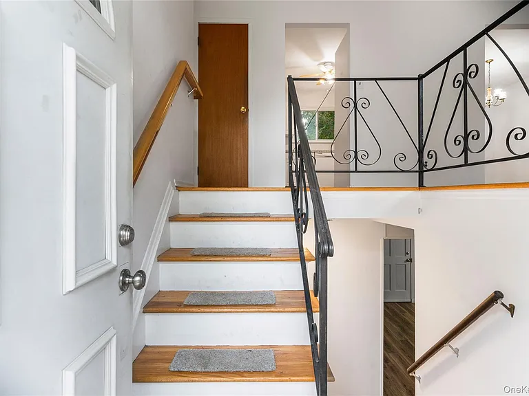 39 Wolfhollow Rd — Photo 2