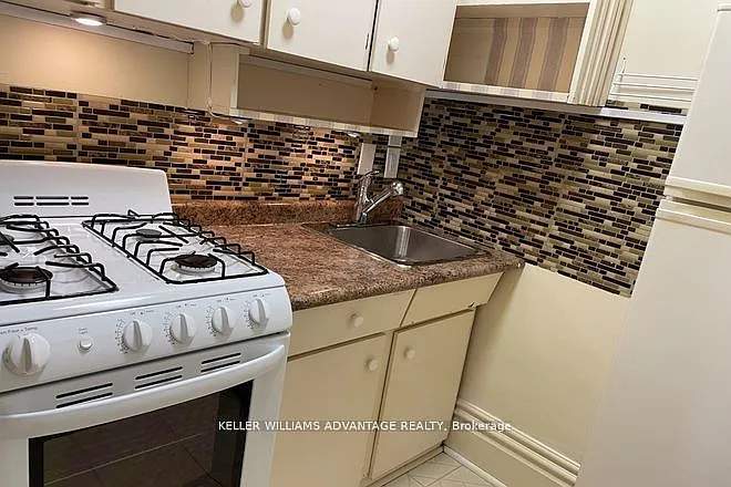 347 Walmer Rd #STUDIO — Photo 6