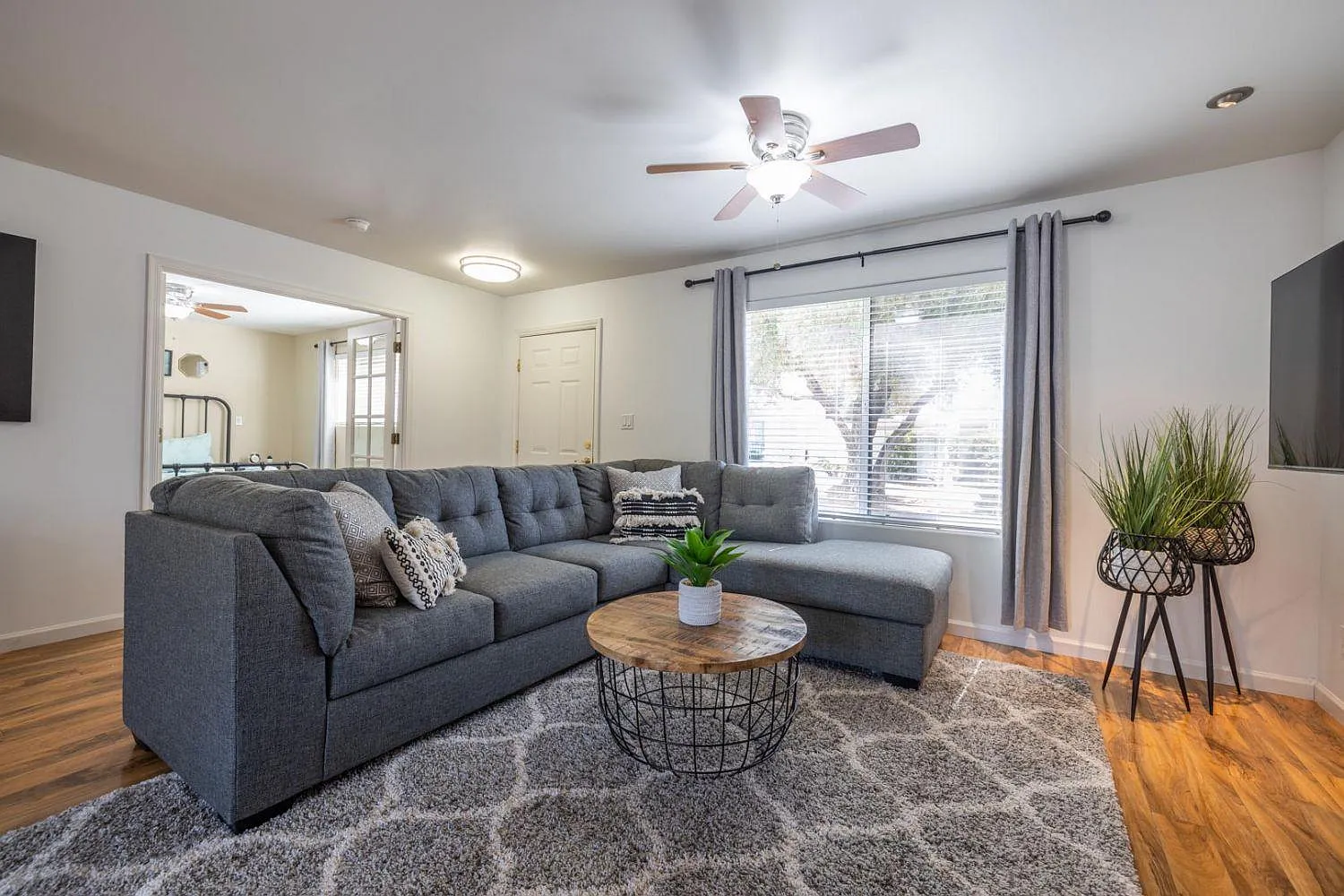 8315 E Orange Blossom Ln — Photo 2