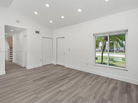 4th image of 671 Thornridge Ave
