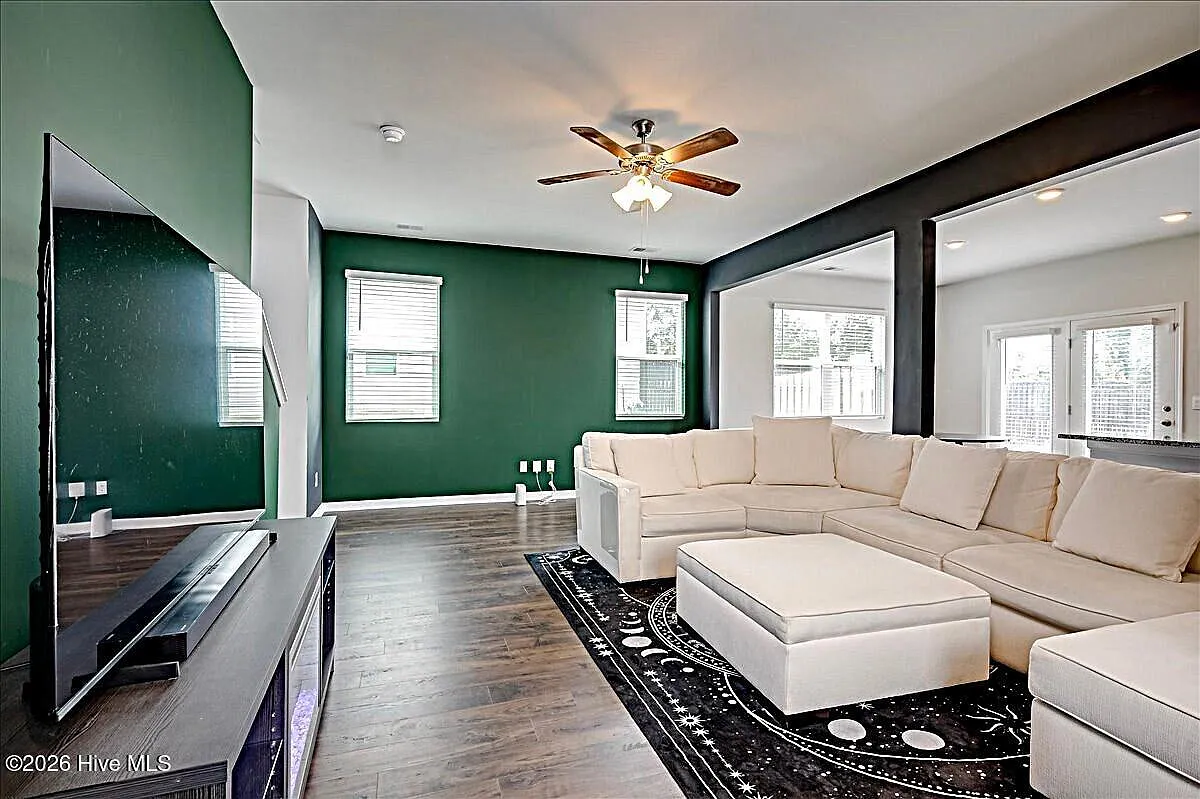4 bed, 2.5 bath, 4040 sqft, $2,350 — Photo 3
