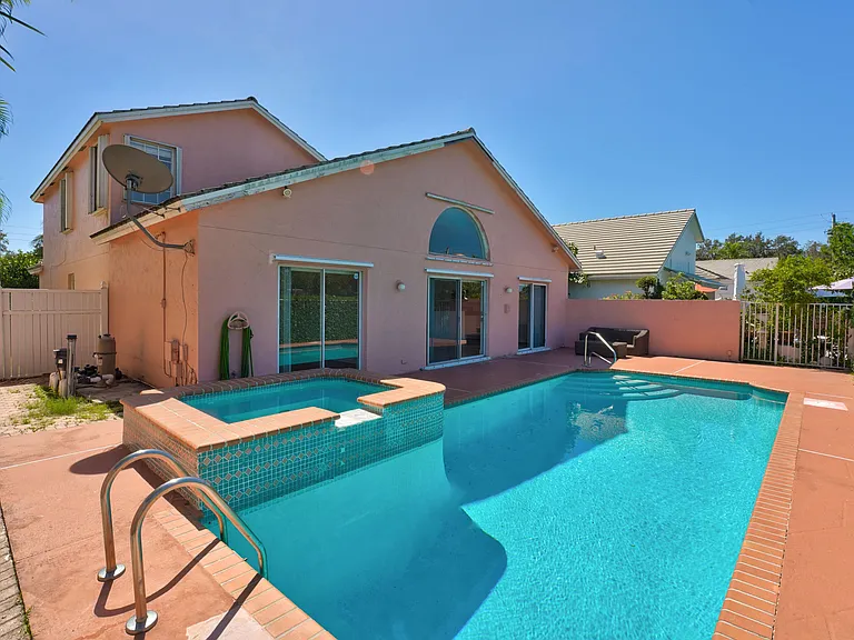 4355 Leicester Ct — Photo 15