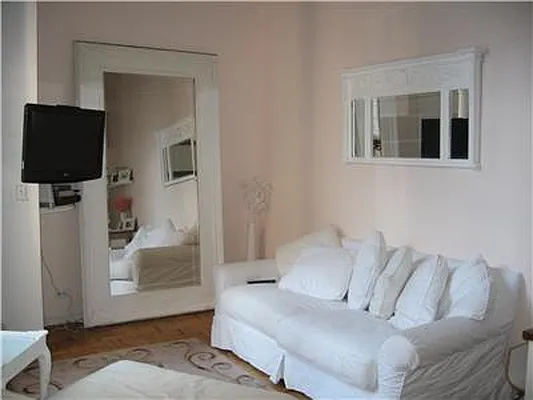 Rented by Akam Sales and Brokerage | media 7