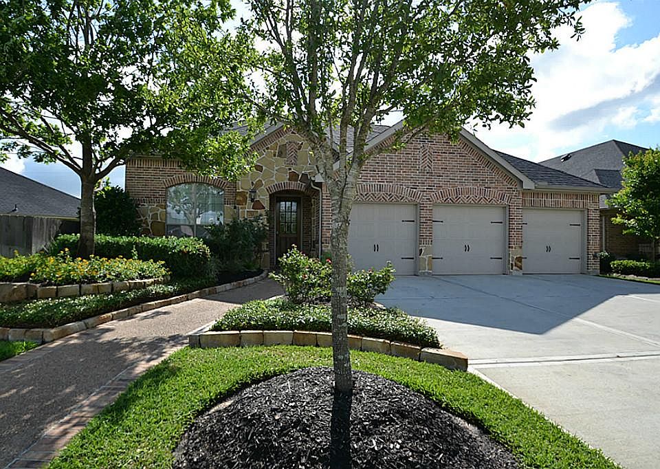 Front view of this exceptional home located at 2803 Firecrest Dr.