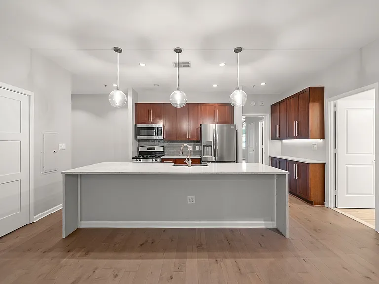 1100 Adams St #412 — Photo 1