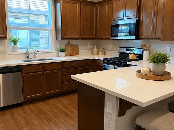 4th image of 71 Huddlestone Cir