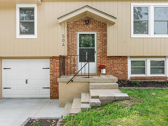2nd image of 504 SW Killarney Ln