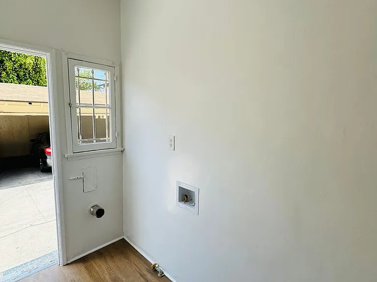 331 N Hayworth Ave — Photo 13