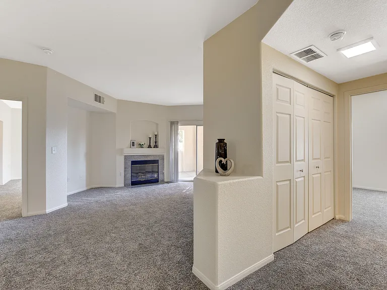 La Villa Estates Apartments — Photo 9