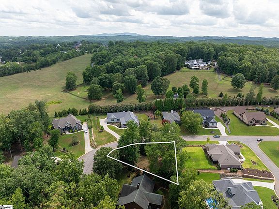 5th image of 211 Lord Byron Ln