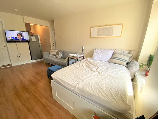 Rented by Douglas Elliman | media 14