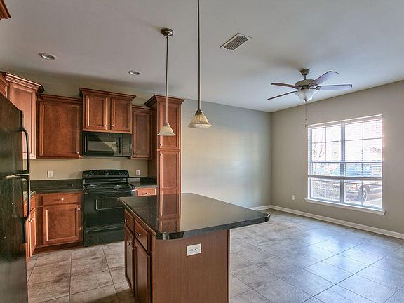 Large window provides bright sunlight to Open Floorplan Grea