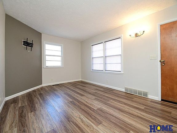 4th image of 2317 Burnham St