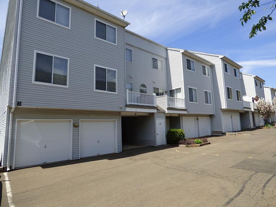 Condo frt view w/two car garage
