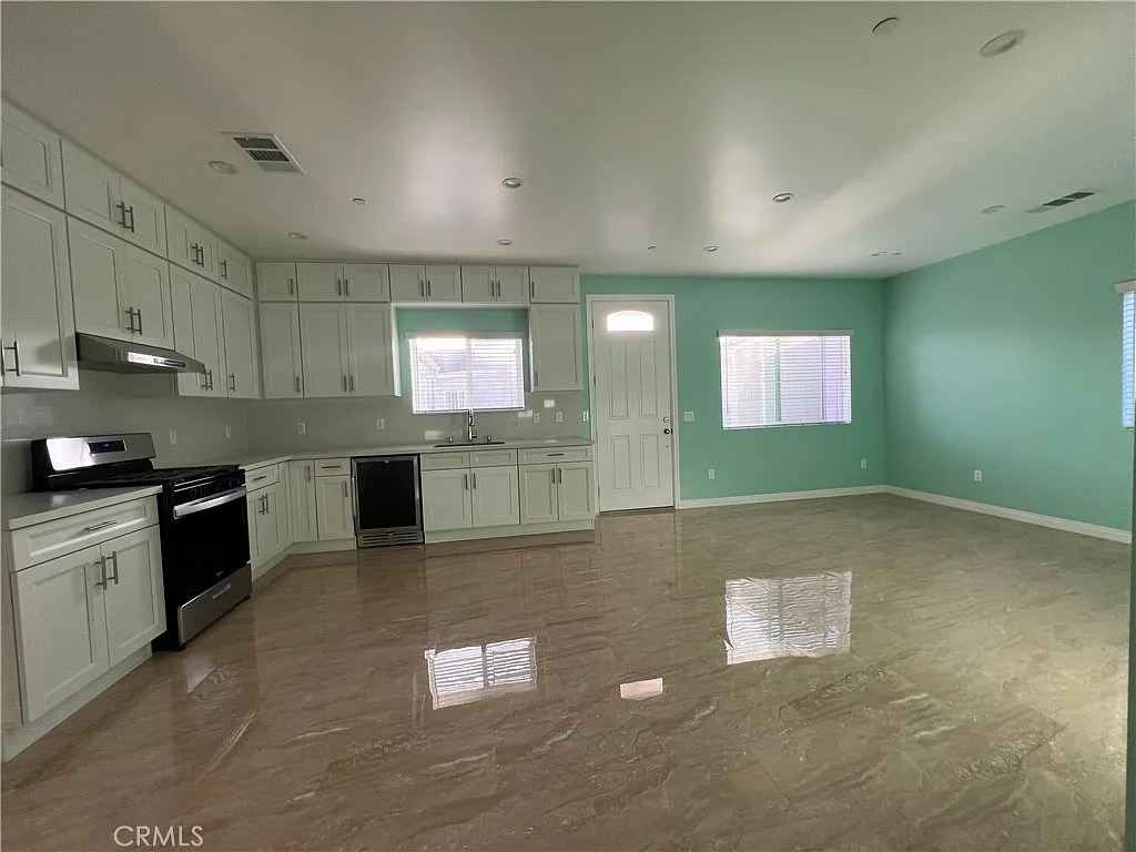 3 bed, 1100 sqft, $3,000 — Photo 3
