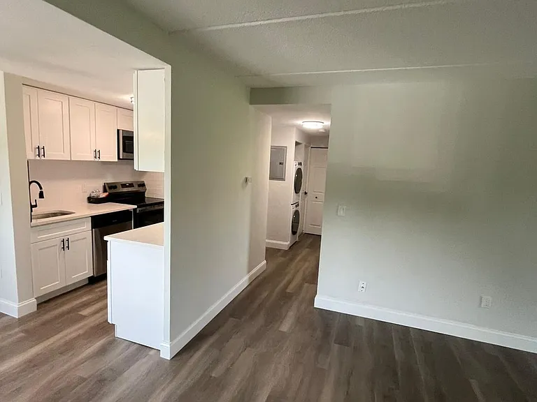 Country Club Apartments — Photo 6