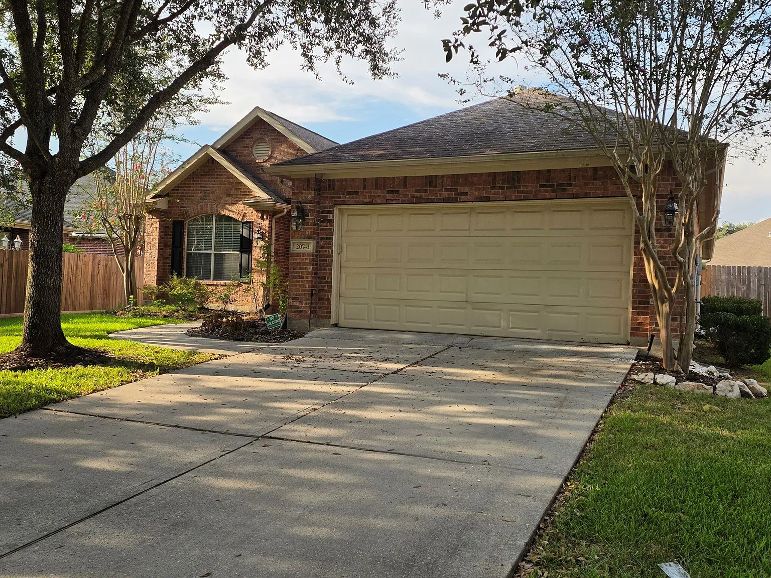 4 bed, 2.0 bath, 2275 sqft, $2,495 — Photo 2