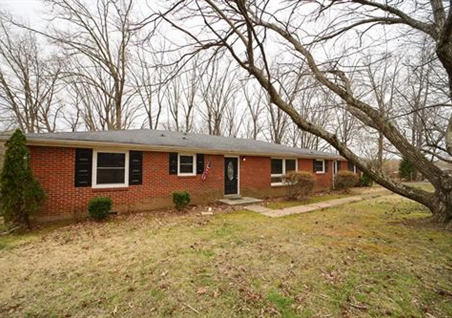 Charming Single-Story Home on a Spacious Lot Near Ft. Campbell! — Photo 1