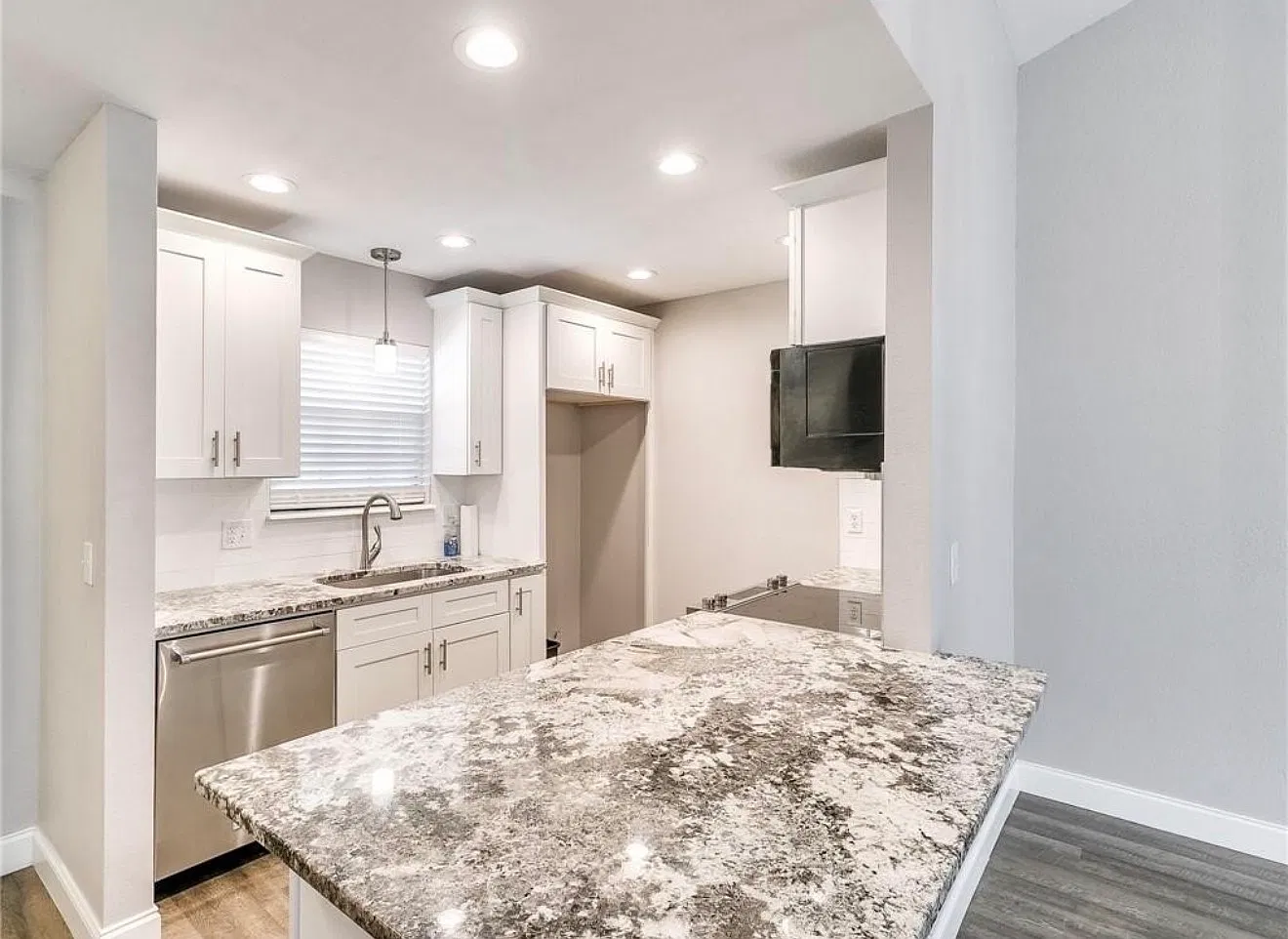 2 bed, 972 sqft, $1,300 — Photo 3