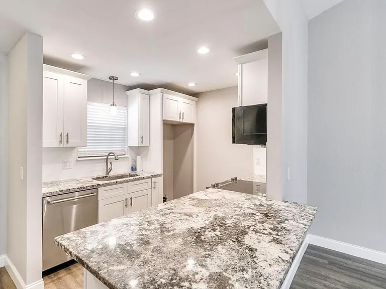 717 Rockridge Cir — Photo 3