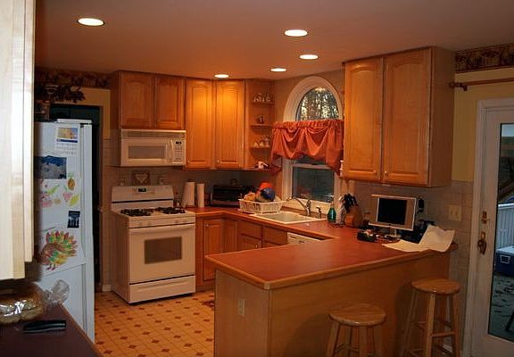 Kitchen With Breakfast Counter