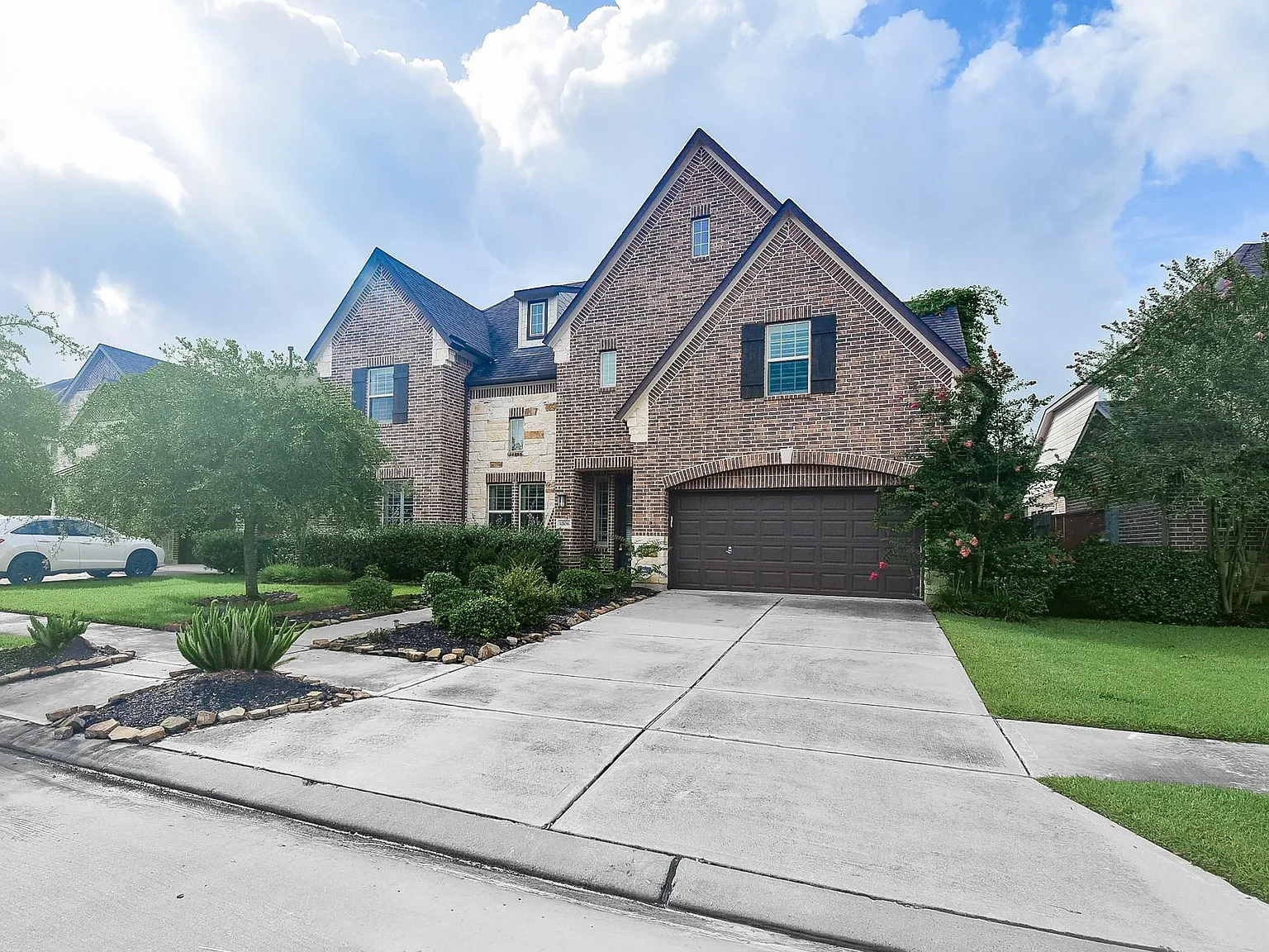 5 bed, 4.5 bath, 4024 sqft, $3,700 — Photo 2