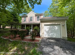 1080 Lancaster Dr, Bushkill, PA 18324