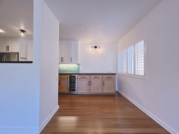 4th image of 330 S Barrington Ave APT 211