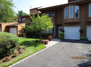 54 Kristin Ln, Hauppauge, NY
