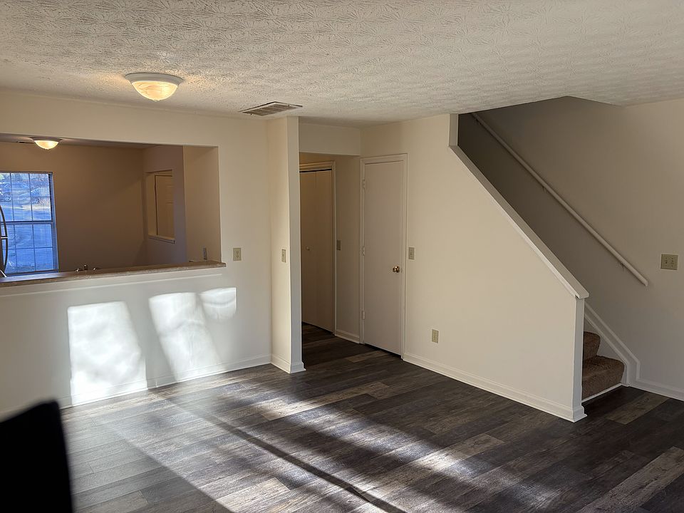 2nd image of 1102 Creekside Pl