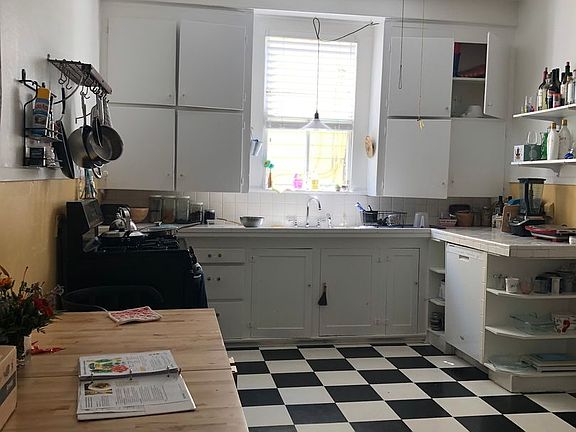 3rd image of 906 W 22nd St APT 1