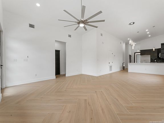 4th image of 615 W BAYLOR