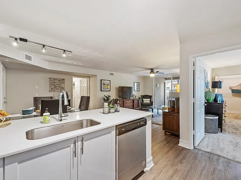 Crescent House Apartments — Photo 9