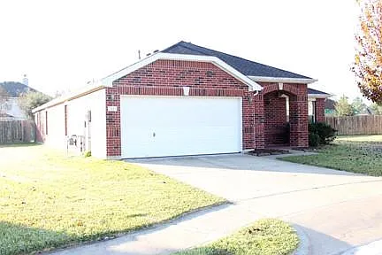 3 bed, 2.0 bath, 1884 sqft, $1,900 — Photo 2