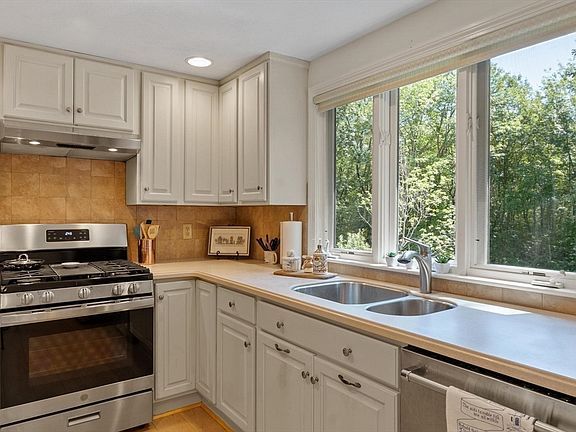 4th image of 159 Appleton St