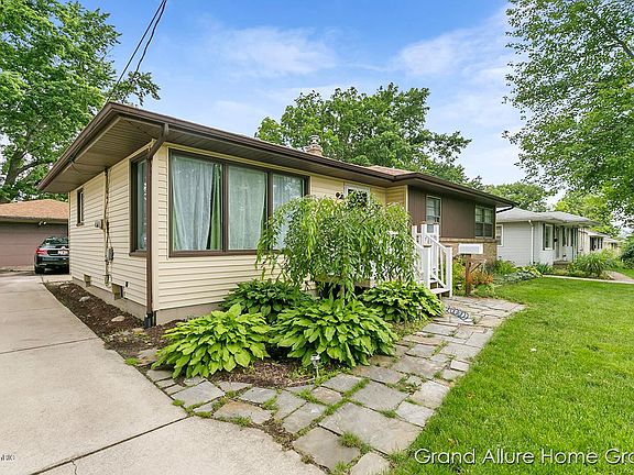 3rd image of 3723 Hazelwood Ave SW